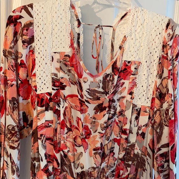 Floral Top NWOT - Picture 2 of 4